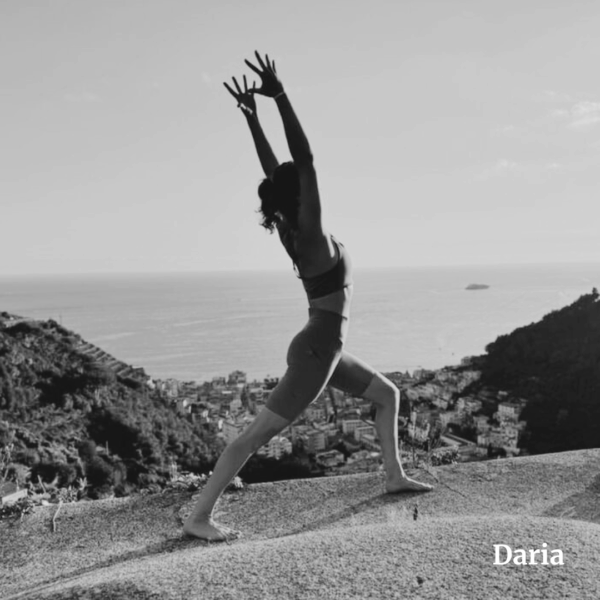 Yogaposen zum Aufwärmen beim Poledance